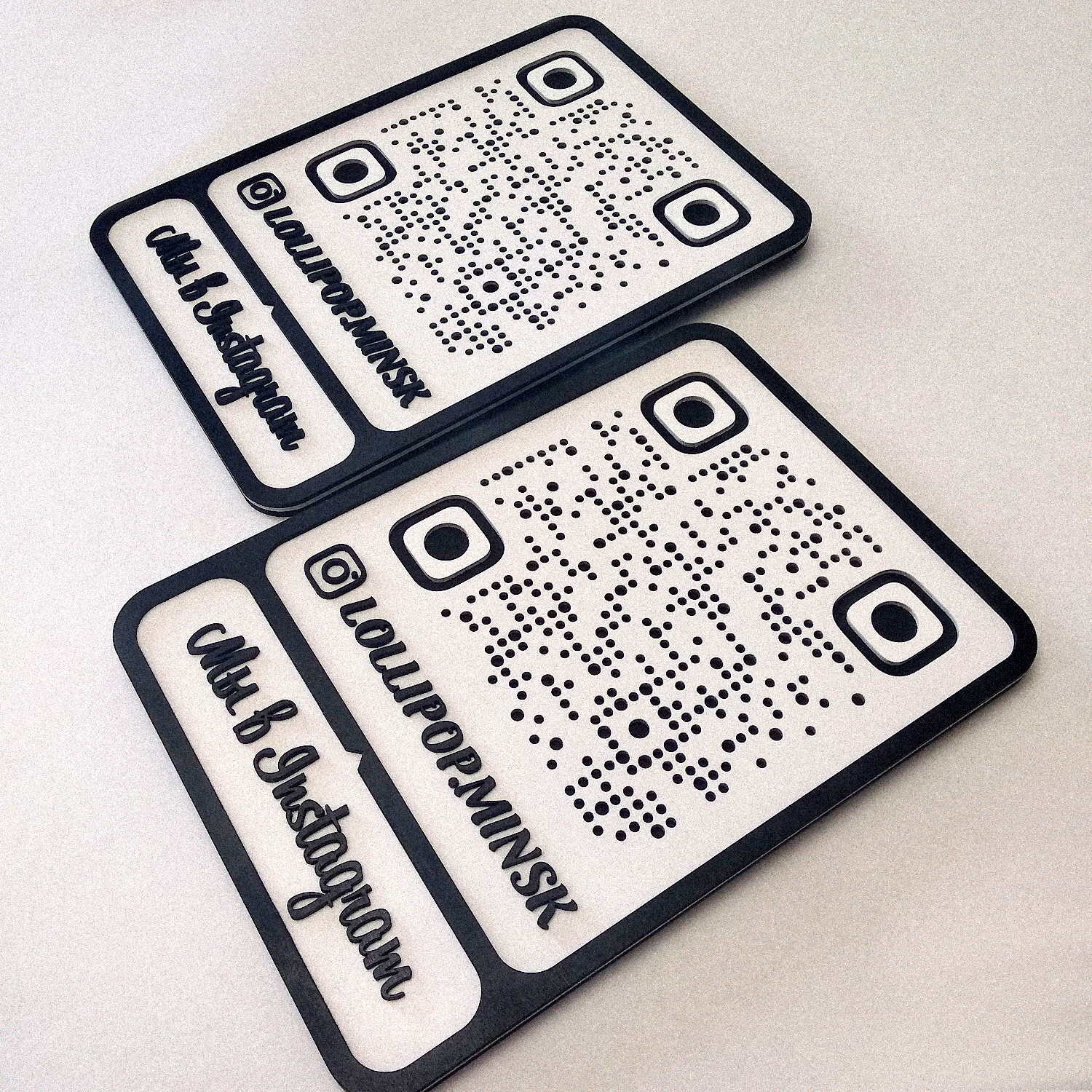 Инстаграмм визитка. Визитка с QR. Визитка с QR кодом Инстаграм. Пластиковая визитка с QR кодом. QR код табличка из фанеры.